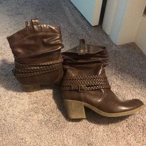 Women’s short cowgirl boots